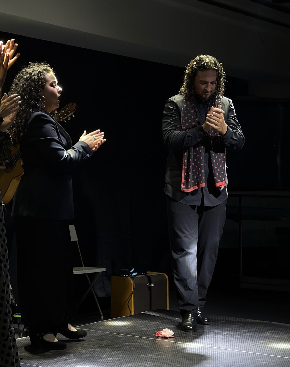 Bailaora flamenca con abanico