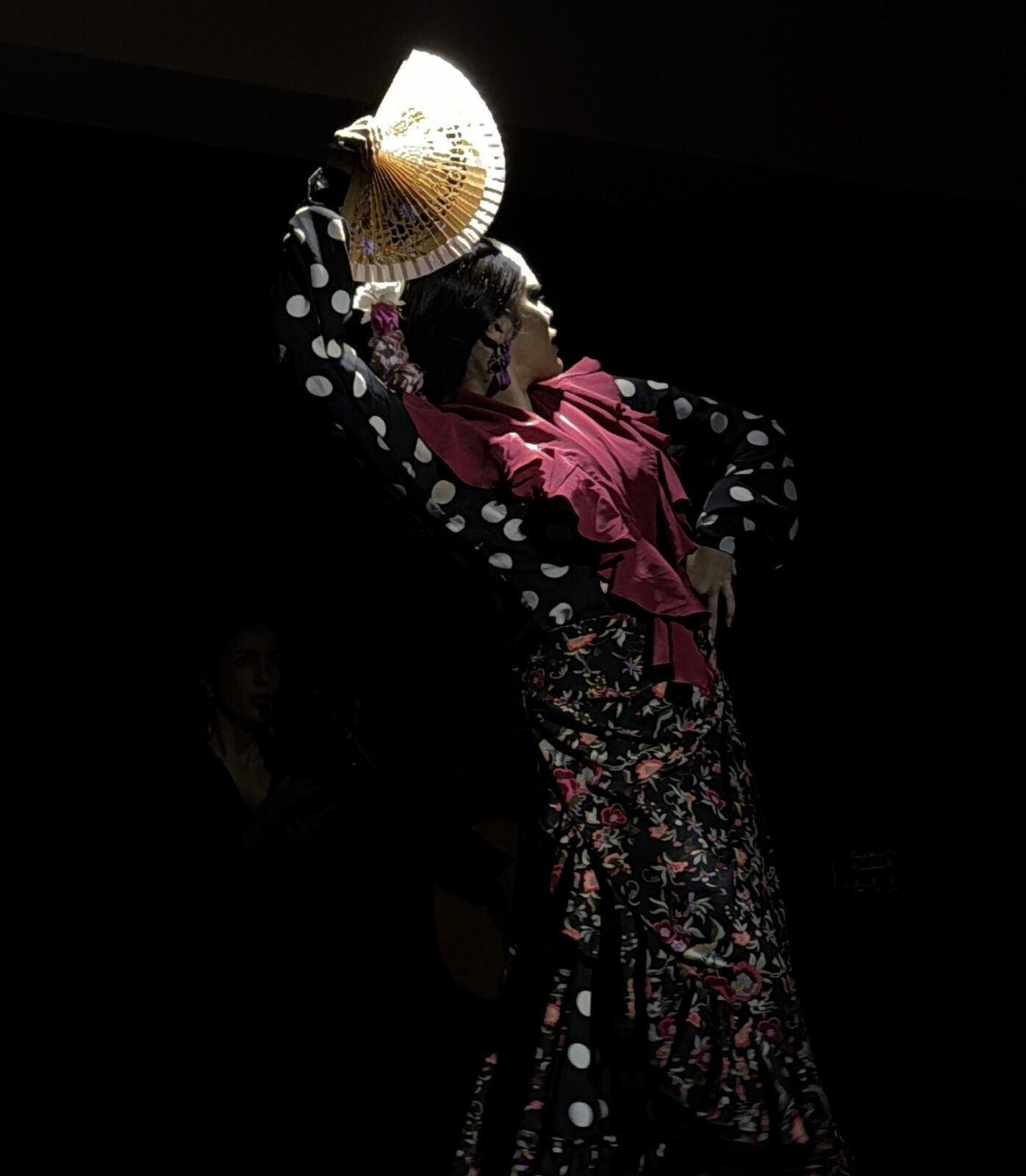 Bailaora flamenca con abanico en el tablao de Barcelona